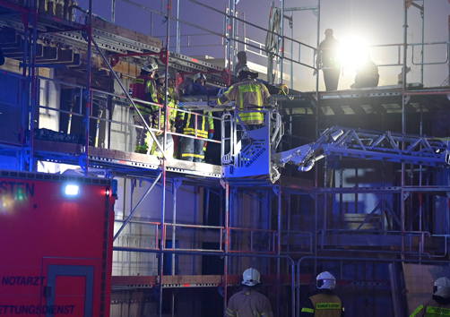 Feuerwehr rettet abgestürzten Arbeiter vom Gerüst