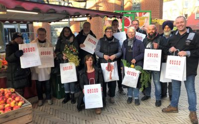 Händler des Dorstener Frischemarkts mit Marktmeisterin Michael Sobotta-von Hausen (5. von links) und Bastian Rinke vom Stadtteilbüro „Wir machen MITte“ (7. von links) - Foto: Stadt Dorsten