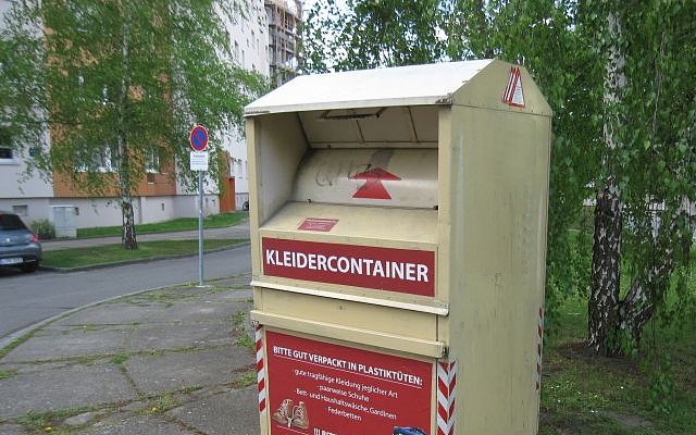 Die Altkleider-Container im Stadtgebiet sollen bis auf Weiteres nicht befüllt werden