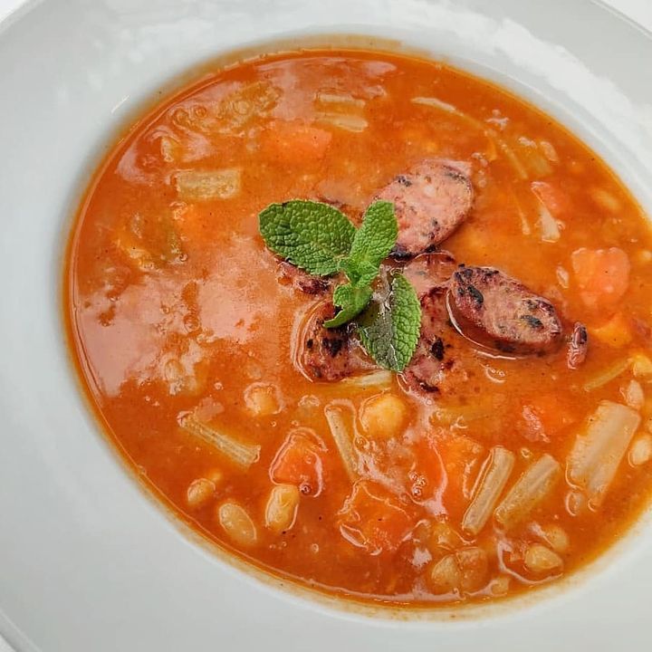 Heute gibt es „Fasolada“: Griechische Bohnensuppe mit Gemüse.