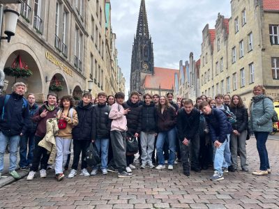 Austauschgruppe in Muenster am 4.12.25 center top