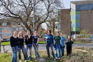 Aktion Naschgarten Fr.Schindel mit Schuelerinnen 9B center top