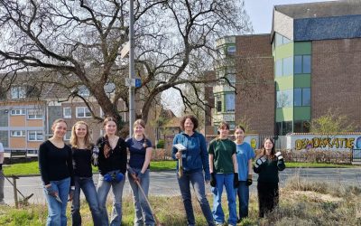 Aktion Naschgarten Fr.Schindel mit Schuelerinnen 9B center top