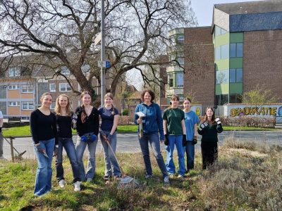 Aktion Naschgarten Fr.Schindel mit Schuelerinnen 9B center top