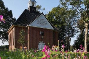 Kapelle Fruehling center top
