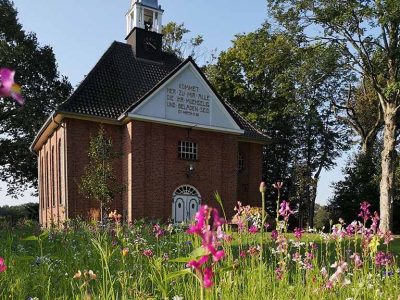 Kapelle Fruehling center top