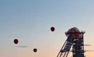 RedBalloon2 center top