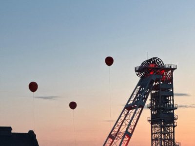 RedBalloon2 center top